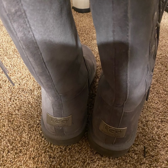 UGG gray fur in the inside Tall Uggs size 8 - Picture 10 of 13